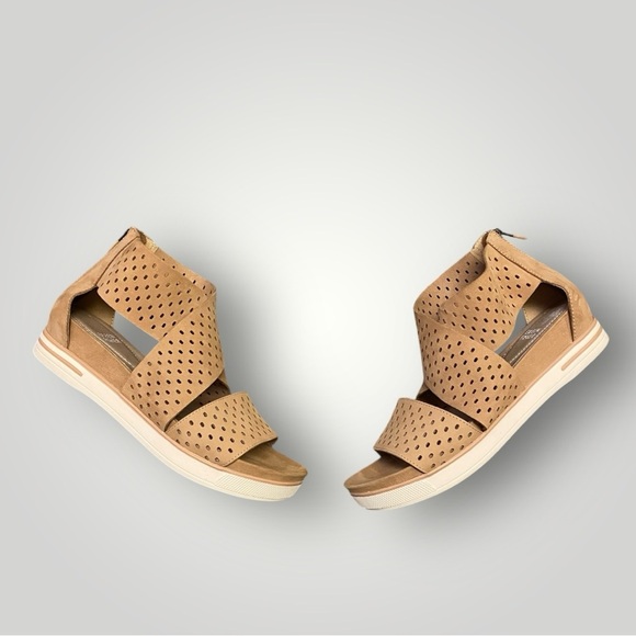 Eileen Fisher Sport Perforated Sandals Honey Nubuck Sz 9